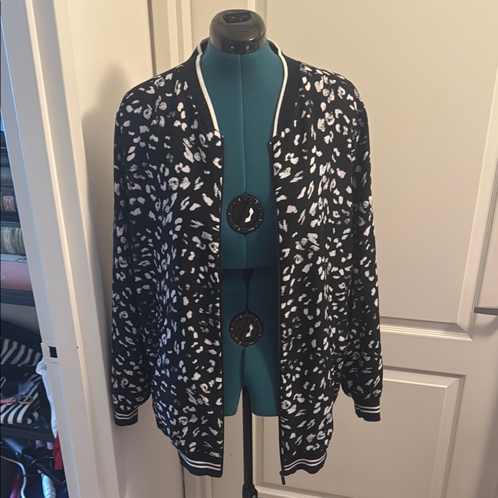 Vince Camuto Oversized Black and White Leopard Pattern Bomber Jacket - Size L